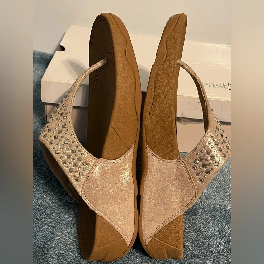 FitFlop Nude  Suede Rhinestone Thong Sandals size 9 - Picture 5 of 9